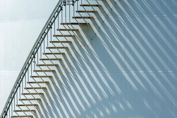 A sequence of minimalist icons showing steps: focus, movement, and calm.